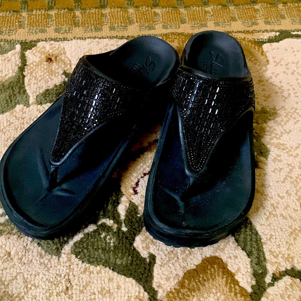 Sketchers Luxe foam sandals Color Black